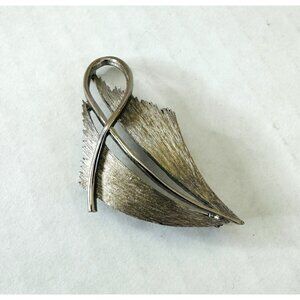 Vintage Signed JJ Abstract Textured Leaf Brooch Pin Silver-tone Metal 2.25x1.5"